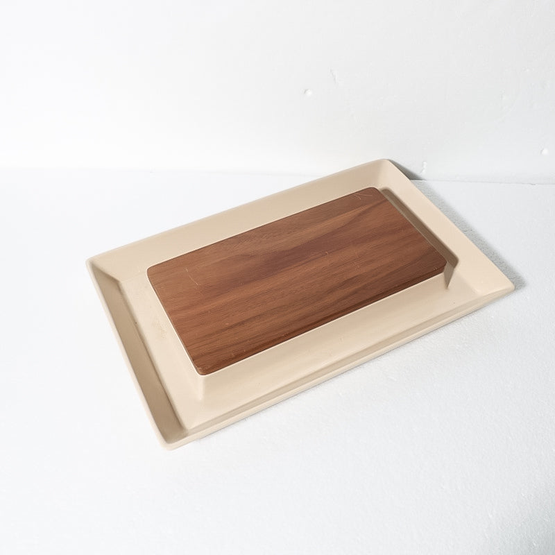 Gibson Elite Gracious Dining 14.2" x 9" x 2" Solid Color Stoneware 3-Section Serving Tray w/ Acacia Wood Lid - Color Sleeve
